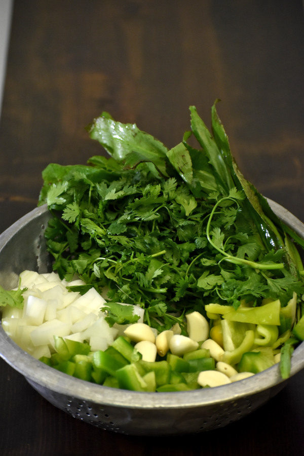 把库兰，香菜，洋葱，大蒜和甜椒放在一个平底锅里