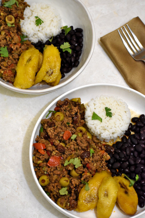 两碗波多黎各皮卡迪罗配白米饭，黑豆和大蕉。