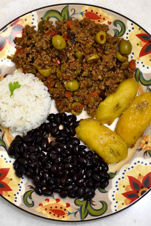 波多黎各皮卡迪罗，吉普赛餐盘上有白米饭、黑豆和大蕉。