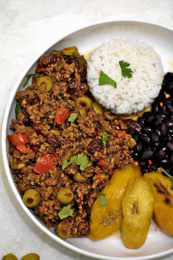 波多黎各皮卡迪罗在白色的碗里，米饭，黑豆和大蕉