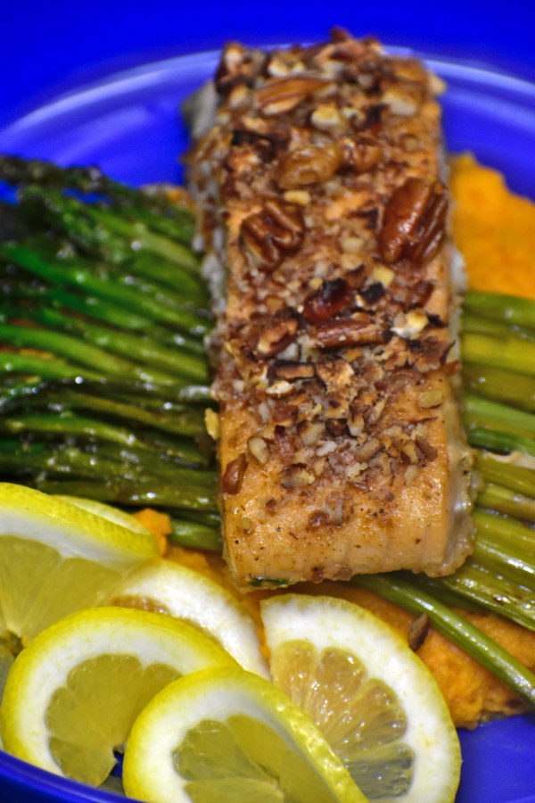35个最健康的晚餐主意-枫糖山核桃鲑鱼。