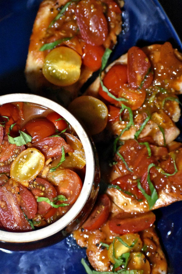 40个最好的夏日晚餐主意-番茄罗勒鸡肉。