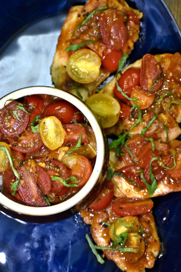 35个最健康的晚餐主意——番茄罗勒鸡肉。