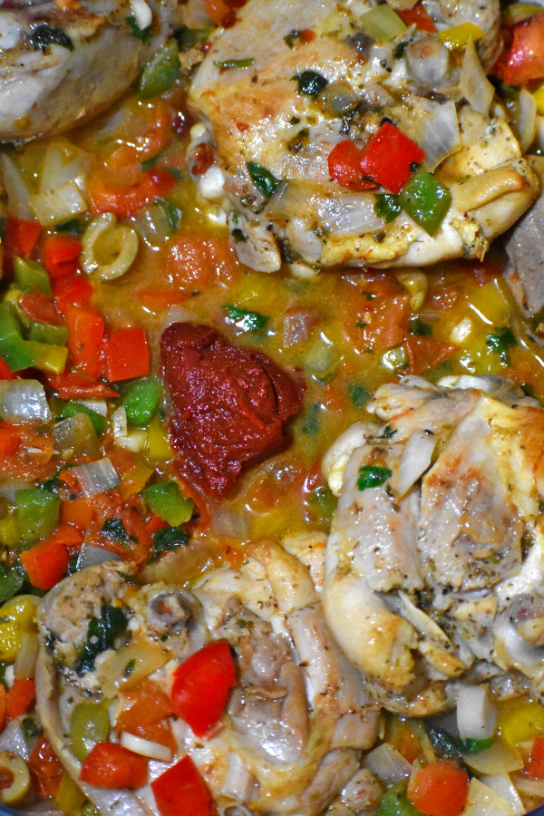 鸡肉,蔬菜和汤在锅西红柿酱的水珠