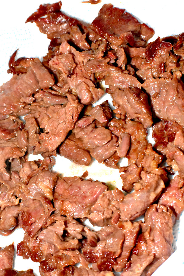 牛肉从锅里拿出来，放在盘子里