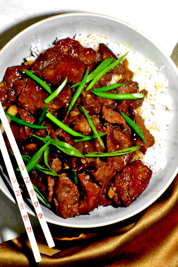 蒙古牛肉放在米饭上