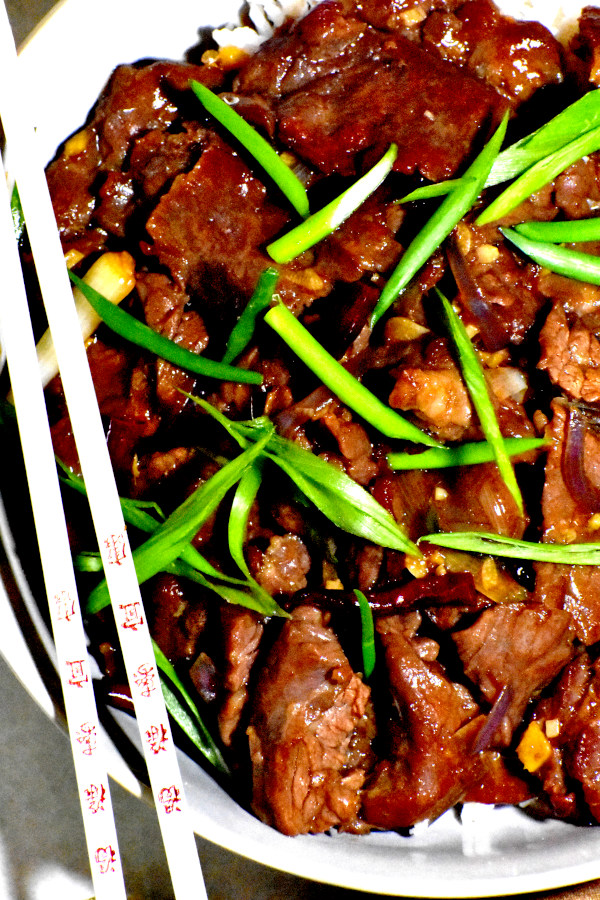 蒙古牛肉在米饭上的特写