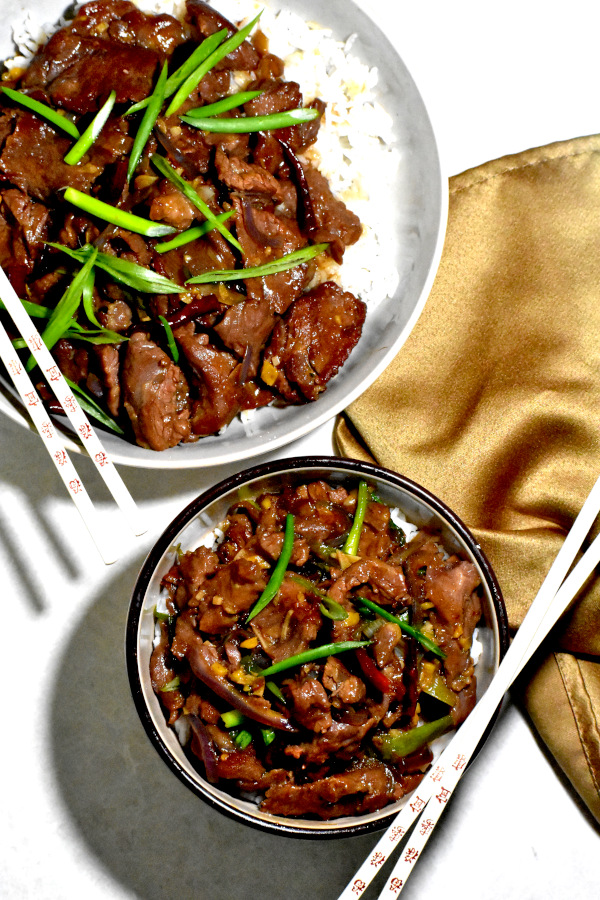 两碗盛着的蒙古牛肉