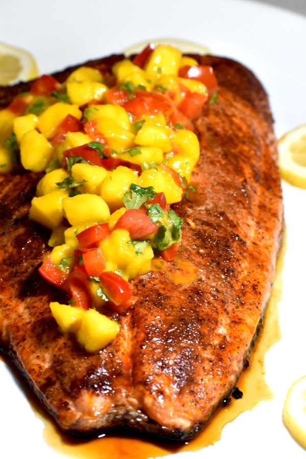 35个最健康的晚餐主意——芒果鲑鱼。