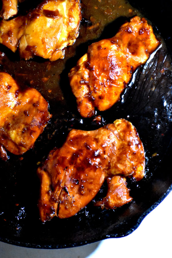 用铸铁煎锅煮鸡。