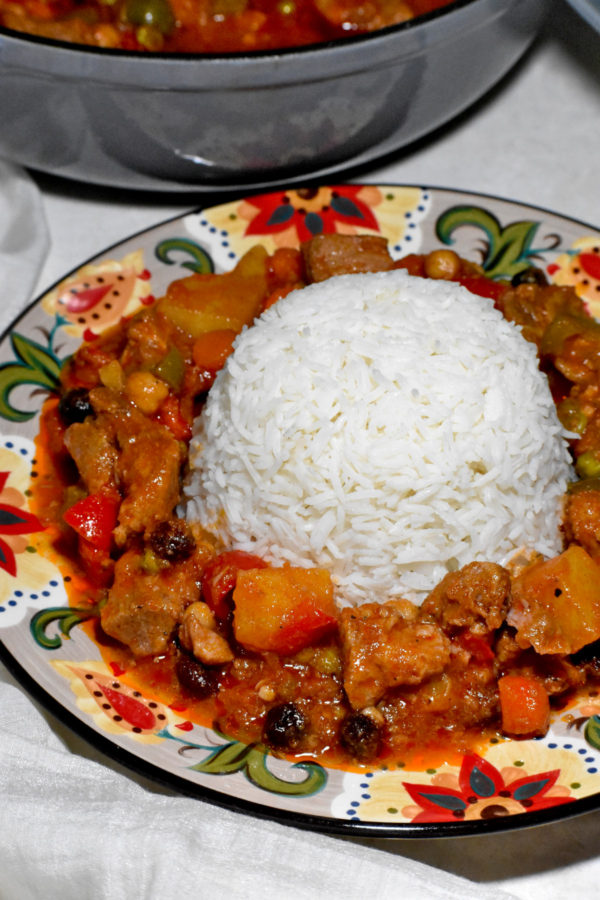 在吉普赛餐盘上，一圈menudo围绕着一大堆米饭。