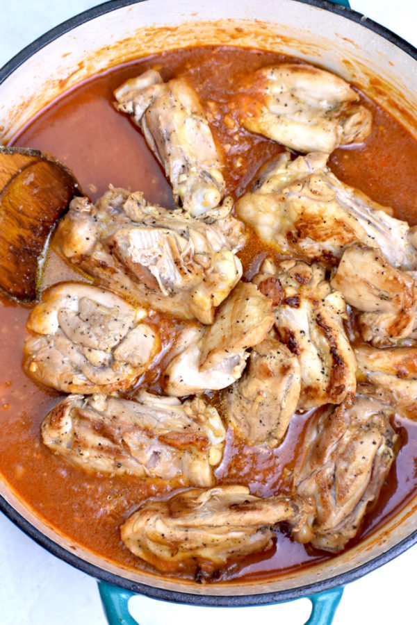 把鸡肉和肉汁一起加回锅里。