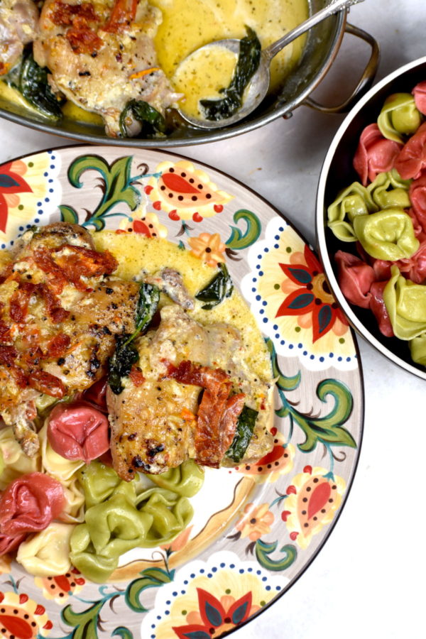 托斯卡纳鸡和多色意大利饺子放在吉普赛盘上。