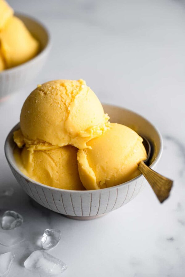 最好的芒果食谱-芒果冻酸奶。