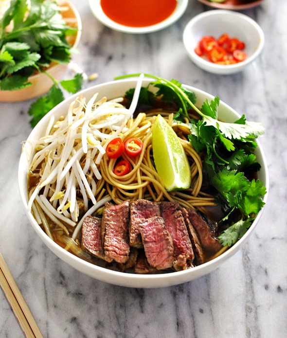35个最好的剩余牛排食谱-亚洲牛肉面汤。