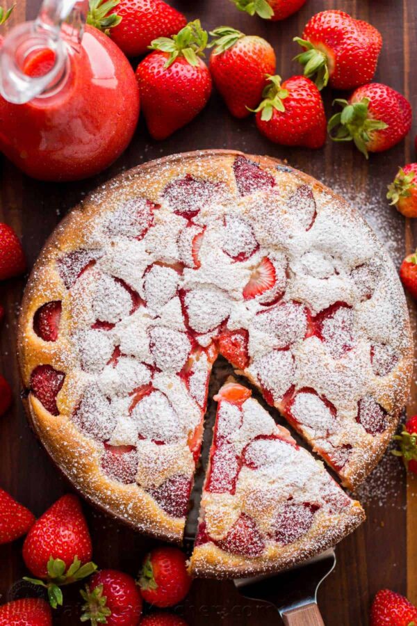 35个最好的蛋糕食谱-草莓蛋糕与草莓酱。