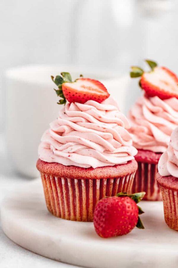 35个最佳蛋糕食谱-草莓纸杯蛋糕。