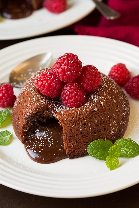 35个最好的蛋糕食谱-熔融巧克力熔岩蛋糕。