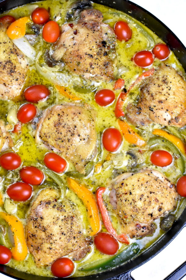 奶油香蒜酱鸡肉和蔬菜放在铸铁煎锅里。