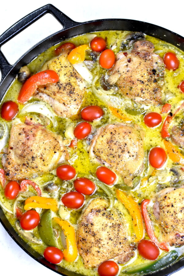 奶油香蒜酱鸡肉和蔬菜放在铸铁煎锅里。