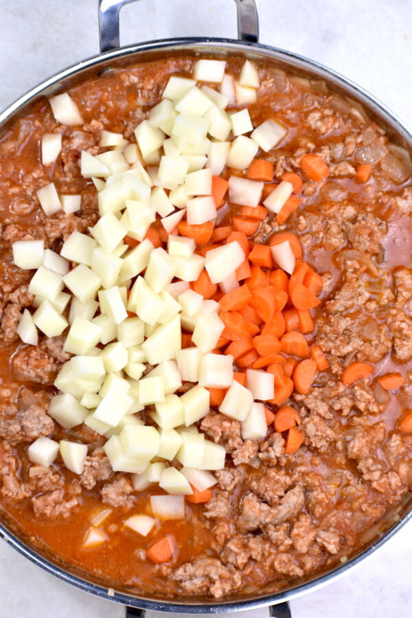 土豆和胡萝卜加入锅中。