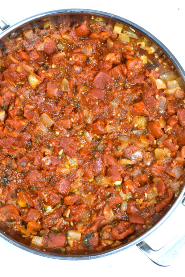 用不锈钢煎锅煮熟番茄酱。