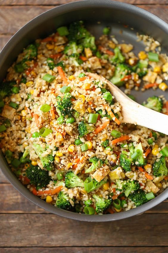 35个最好的花椰菜食谱-健康的花椰菜米饭。