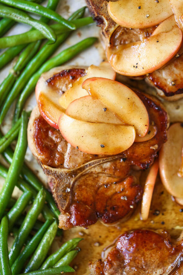 35个最好的猪排食谱-烤苹果和青豆。