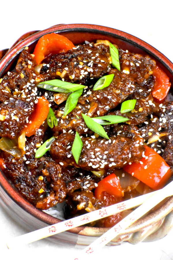 这道北京牛肉是基于非常受欢迎的熊猫快餐。酥脆的牛肉条和蔬菜配上浓郁的甜腻酱汁!