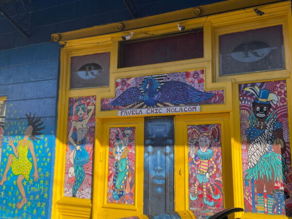 一个彩色的门在新奥尔良法国人的大街上。