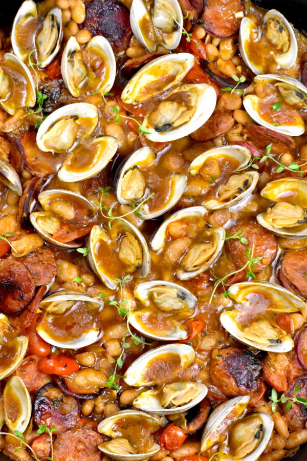 这些西班牙蛤蜊是用炖豆，西班牙香肠和很棒的调味剂一起炖的。这是一种非常棒的小吃，非常适合客人或特殊场合!