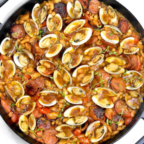 特色形象的西班牙蛤蜊与西班牙香肠食谱。