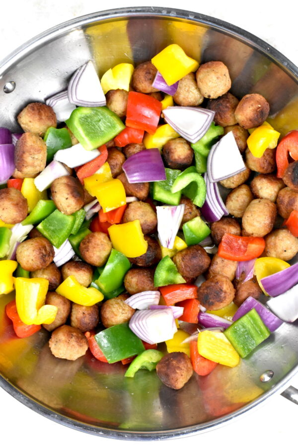 把蔬菜和肉丸一起加入锅里。