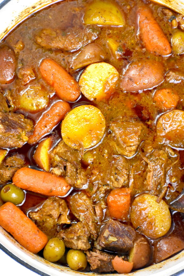 波多黎各Carne Guisada是一种拉丁风味的炖菜。嫩牛肉块和蔬菜以及大量的增味剂在口中融化。