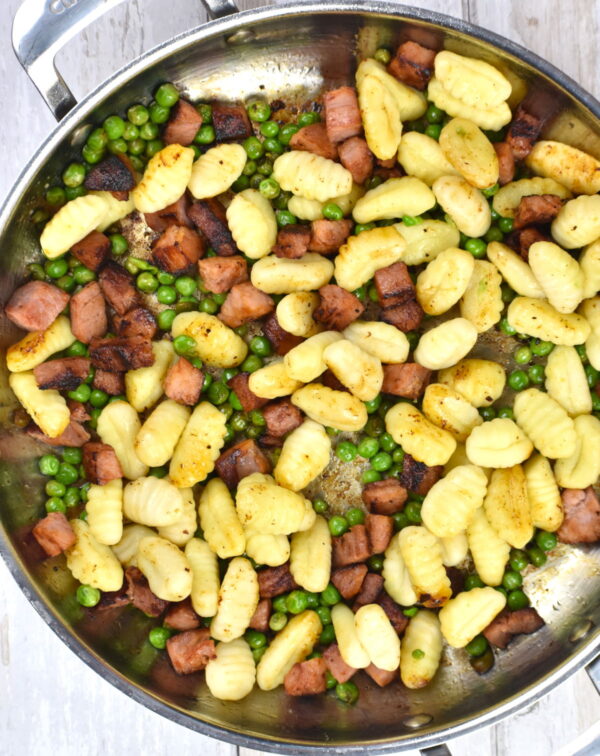 豌豆和汤圆加入煎锅。