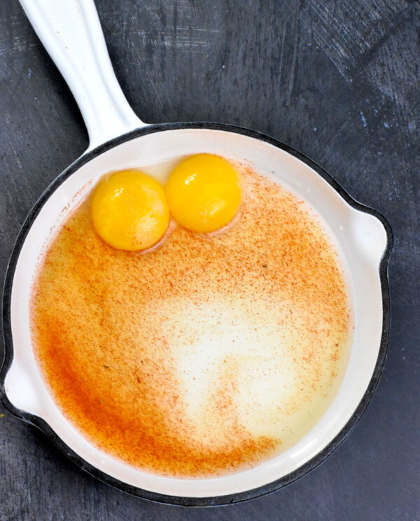 鸡蛋，水，柠檬汁，盐和辣椒粉在一个小白锅里。
