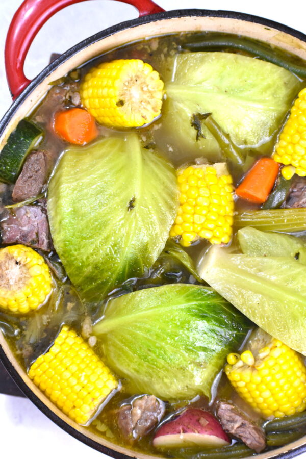 Caldo de Res是一道美味的墨西哥牛肉和蔬菜汤，在漂亮的自制肉汤中慢炖数小时。