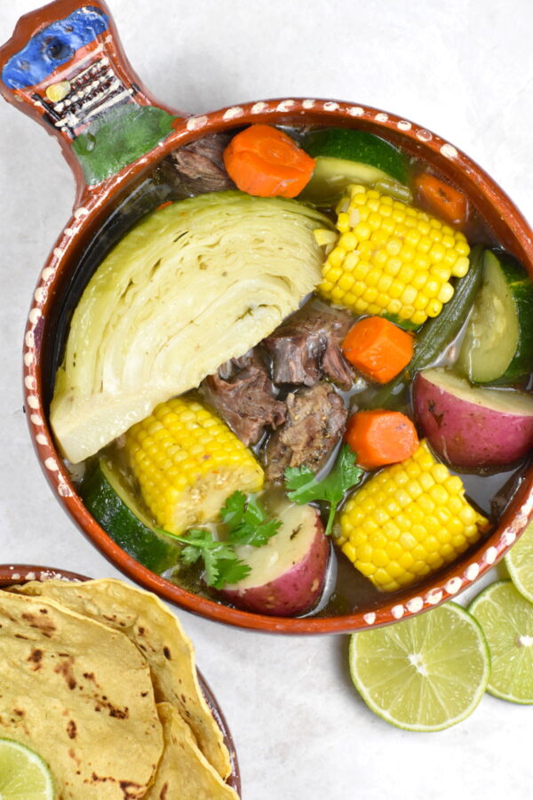 Caldo de Res是一道美味的墨西哥牛肉和蔬菜汤，在漂亮的自制肉汤中慢炖数小时。