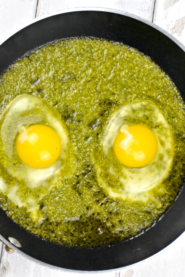 两个鸡蛋放入香蒜酱中。