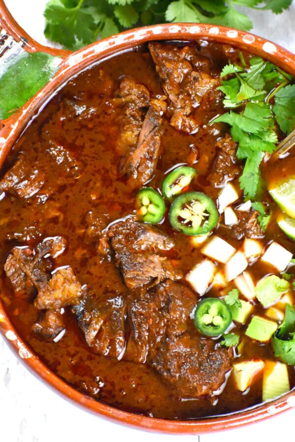 Birria牛肉是一种非常美味的墨西哥炖菜，加入了丰富的辣椒consommé。等你尝了玉米卷里的肉就知道了…