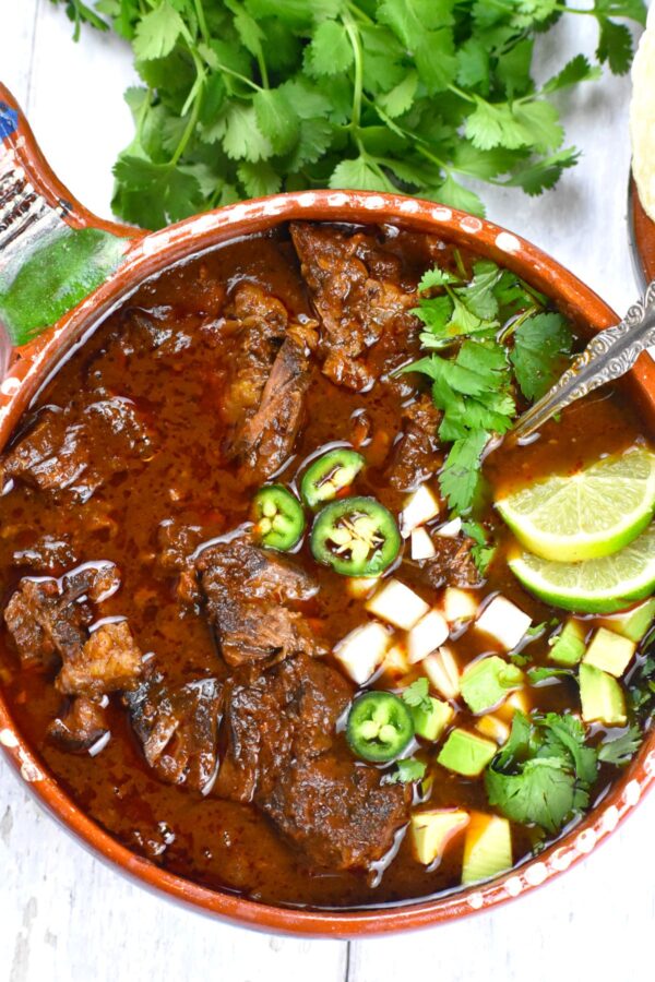 Birria牛肉是一种非常美味的墨西哥炖菜，加入了丰富的辣椒consommé。等你尝了玉米卷里的肉就知道了…