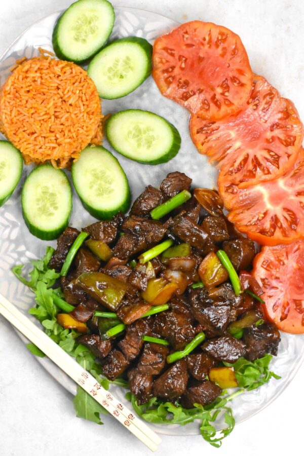 摇牛肉是一种很受欢迎的越南炒菜，味道很好。