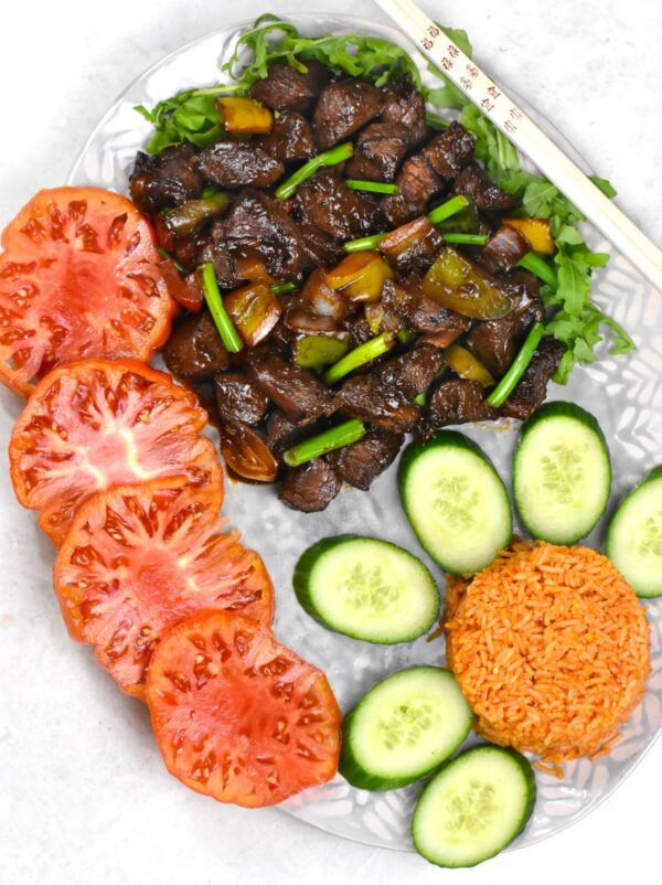 摇牛肉是一种很受欢迎的越南炒菜，味道很好。