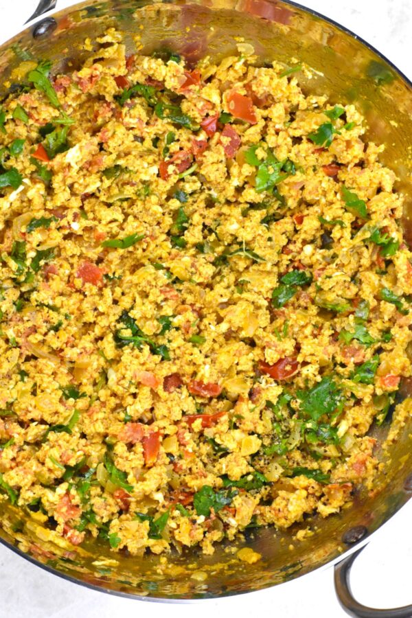 鸡蛋布尔吉是印度风味的炒鸡蛋。鸡蛋在美味的马沙拉中煮，带有淡淡的印度香料。