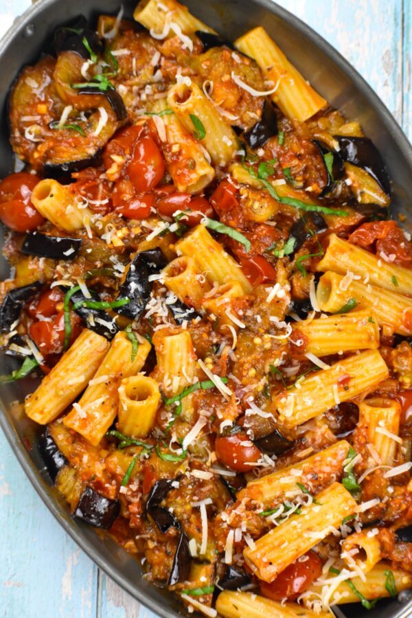 面食真主安拉诺玛是典型的西西里茄子和意大利面食。这是一个伟大的公司,以及无肉晚上选择!