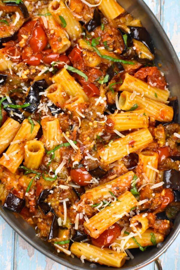 面食真主安拉诺玛是典型的西西里茄子和意大利面食。这是一个伟大的公司,以及无肉晚上选择!