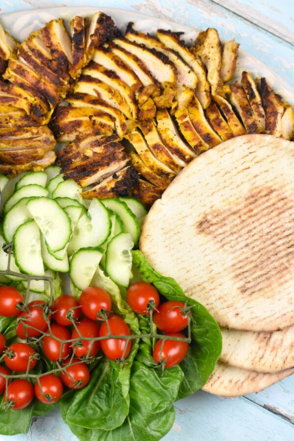 这道简单的鸡肉沙瓦玛食谱是一道大胆美味的中东菜肴，你可以烧烤，烘烤或在炉子上烹饪。