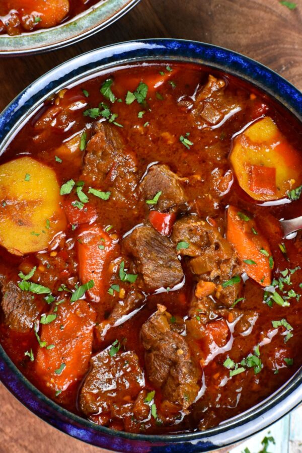 这个匈牙利烩牛肉是一个丰富的牛肉和蔬菜汤与大胆的和独特的风味的著名的匈牙利甜辣椒。