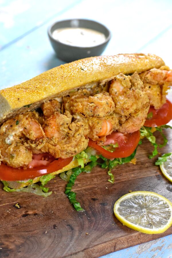 这款虾Po' Boy三明治是路易斯安那州的一款史诗级三明治，特色是将调味好的炸虾高高堆在法国面包上。