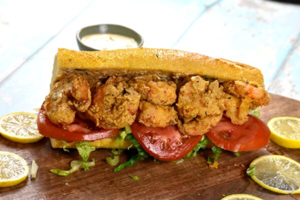 这款虾Po' Boy三明治是路易斯安那州的一款史诗级三明治，特色是将调味好的炸虾高高堆在法国面包上。